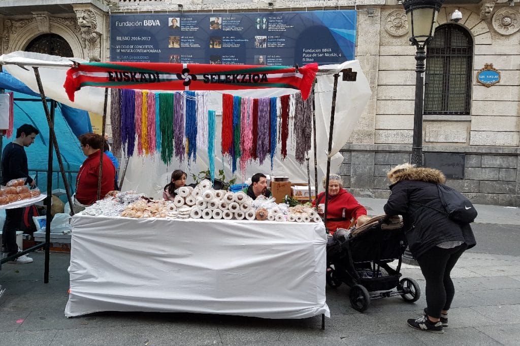 Puesto de venta de cordones y dulces en la festividad de San Blas.