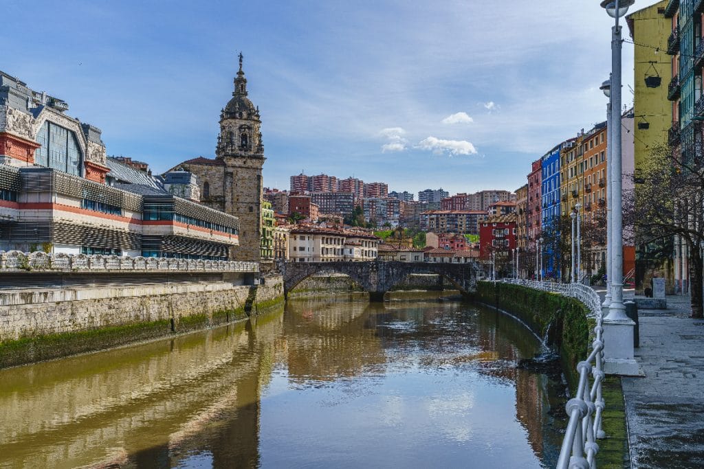 La ría de Bilbao a la altura del Mercado de La Ribera.