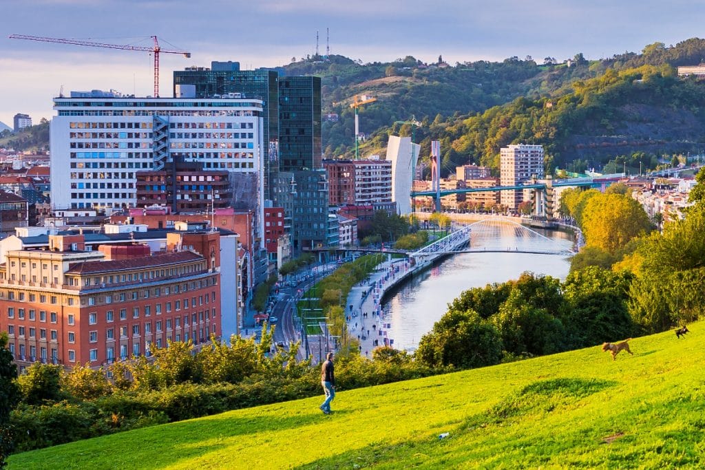 La vista de Bilbao desde el Parque Etxebarria en un día soleado.