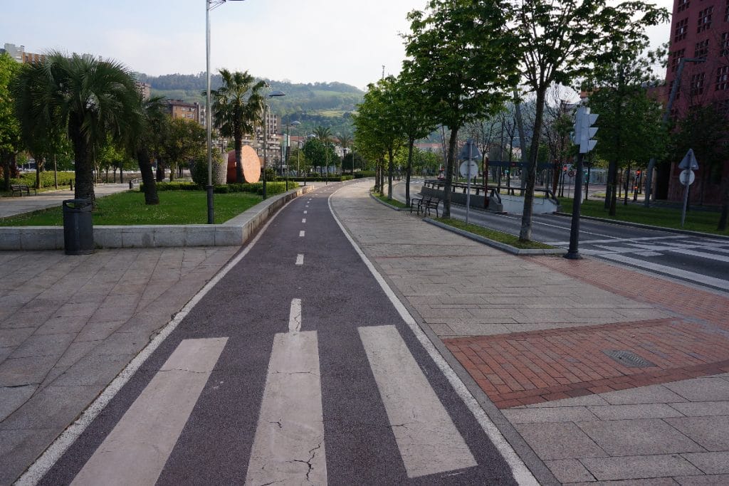 Carril bici del centro de la red ciclista de Bilbao que discurre entre árboles.