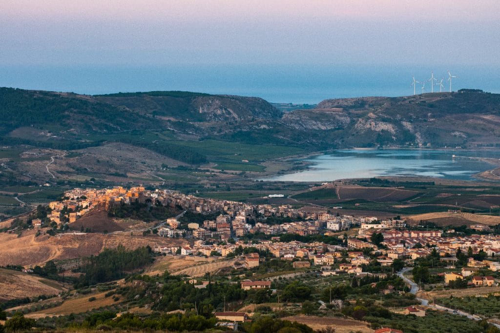 Vista del pueblo de Sambuca di Sicilia, un pequeño pueblo siciliano junto a un lago.