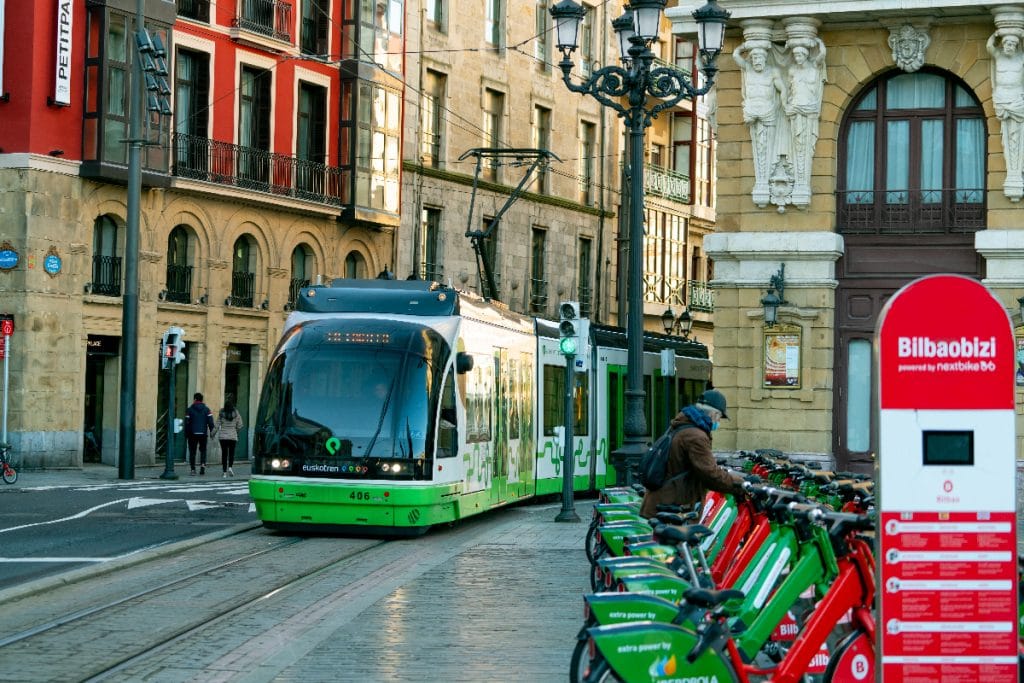 Tranvía de Bilbao cruzando por el Teatro Arriaga.