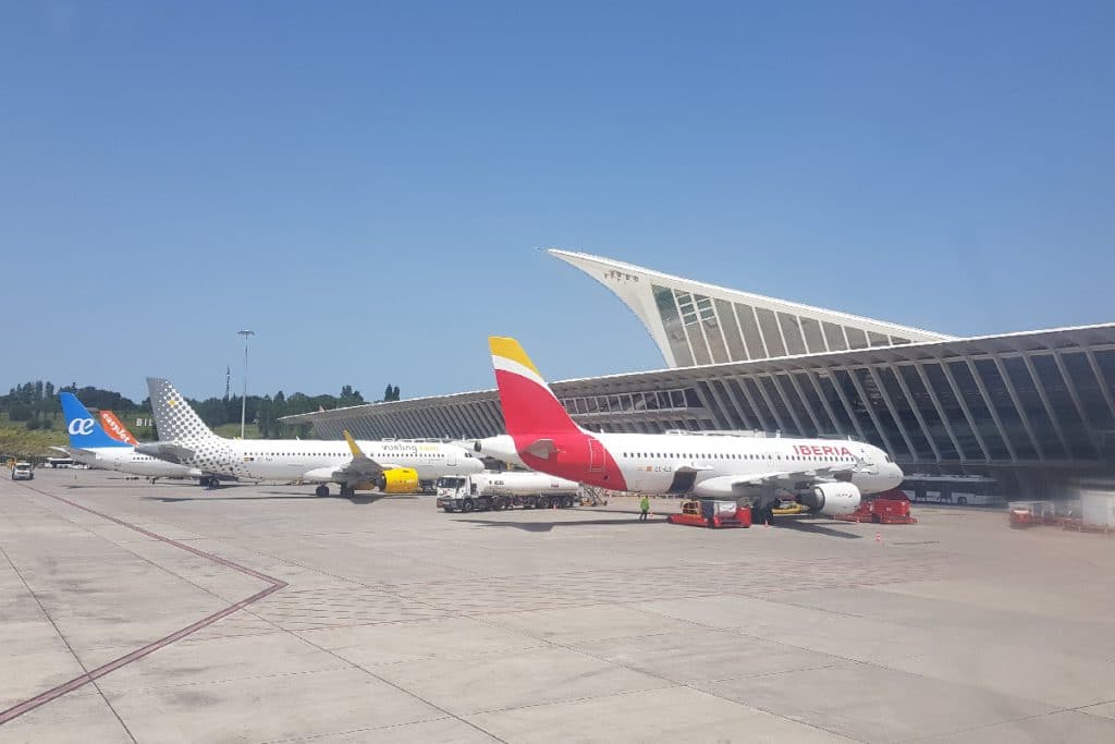 Pista del Aeropuerto de Bilbao con tres aviones parados.