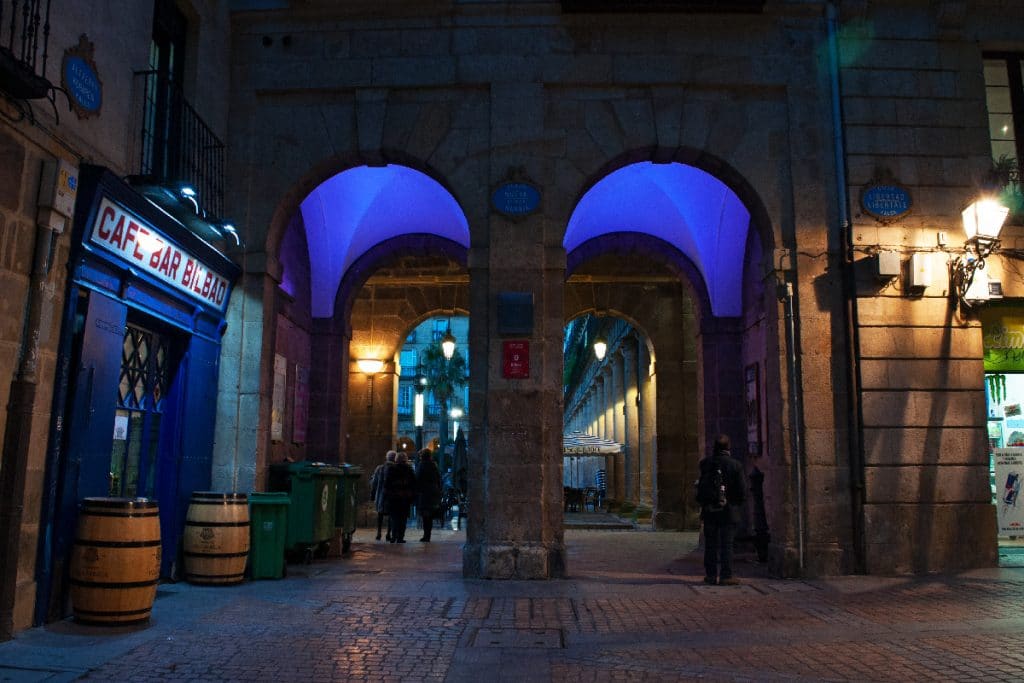 Bar Bilbao con luces azules de noche.