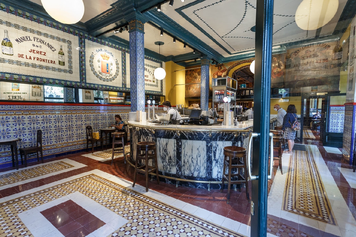 Interior del Café Iruña en Bilbao con su espectacular decoración mudéjar.