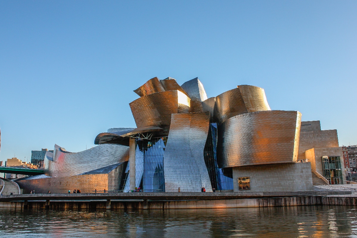Fachada exterior del Museo Guggenheim de Bilbao.