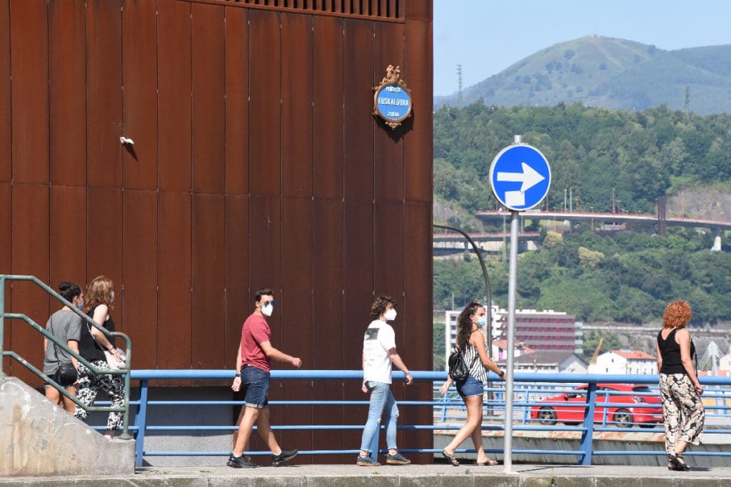 Juventud de Bilbao paseando por el centro de la ciudad.