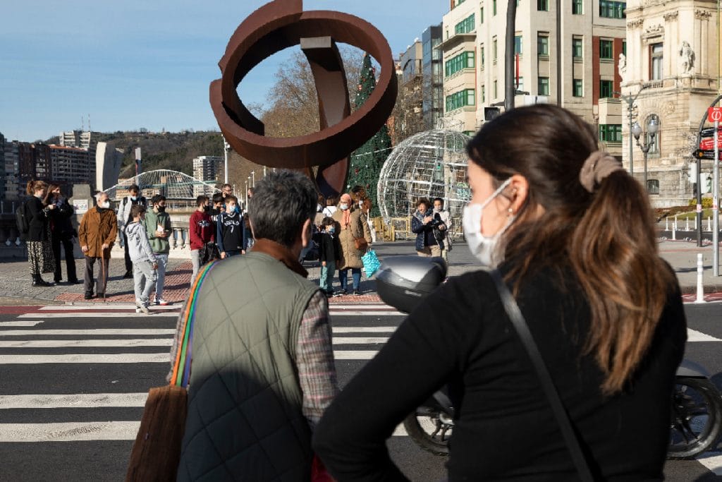 Grupo de gente con la mascarilla puesta al aire libre en Bilbao