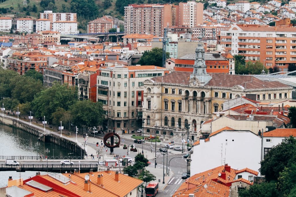 Bilbao desde el aire con el Ayuntamiento a la vista.