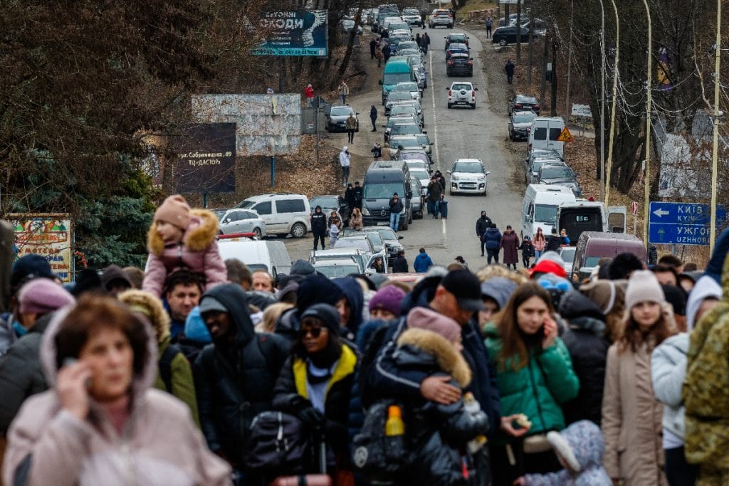 Personas huyendo de la guerra de Ucrania.
