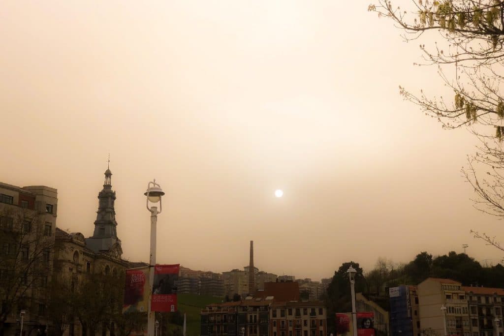 El cielo de Bilbao con calima.