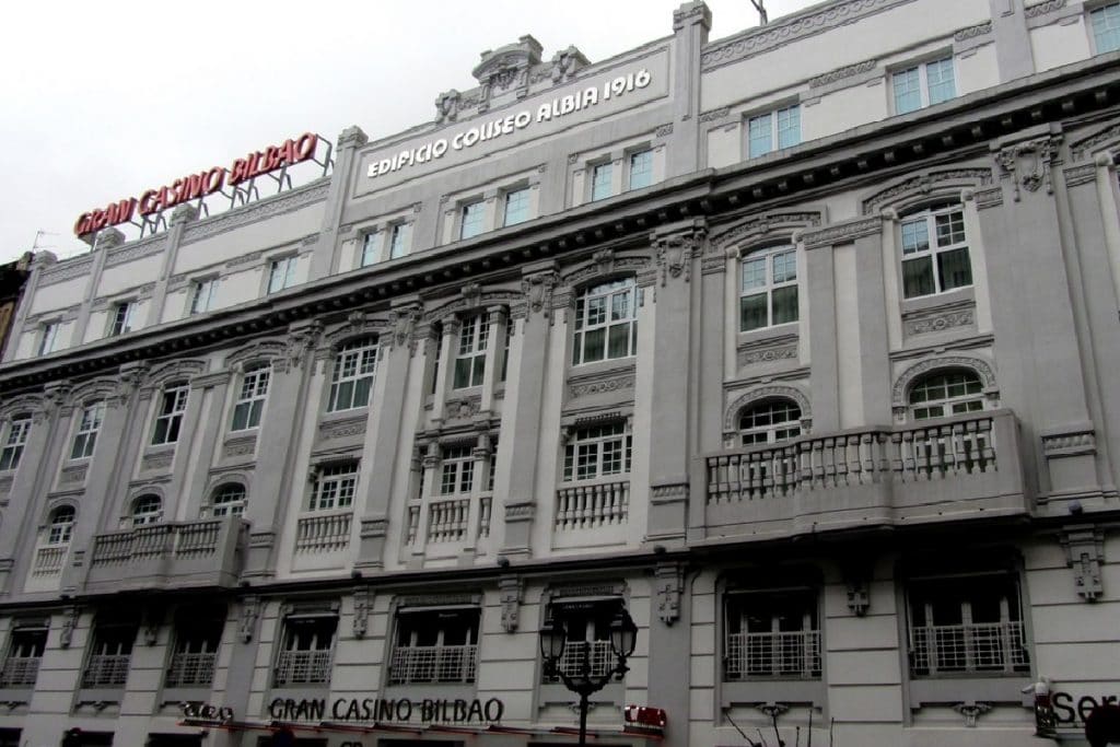 Fachada del Casino de Bilbao.