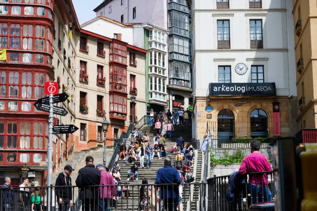 Gente en la plaza Unamuno de Bilbao.