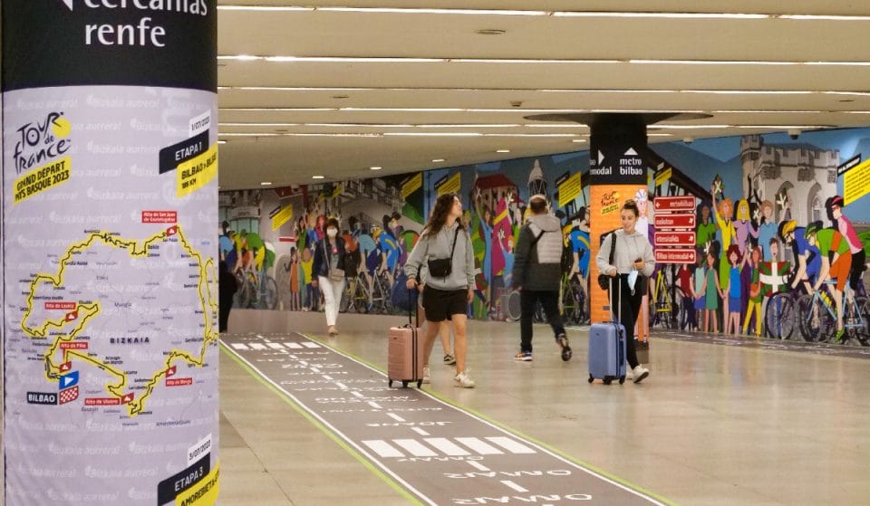 La estación de San Mamés luce un mural gigante con motivo del Tour de Francia
