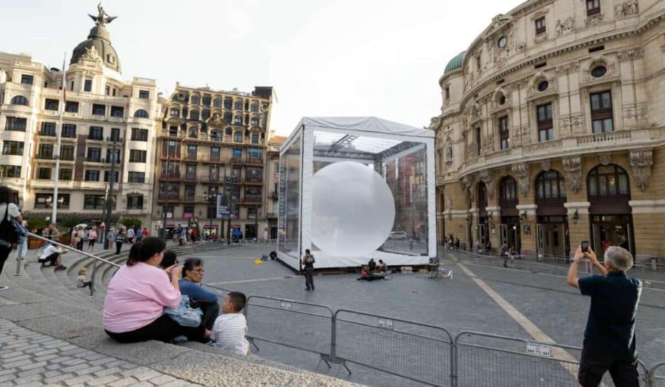 ‘Kolapso’: la escultura viva instalada frente al Teatro Arriaga está a punto de explotar