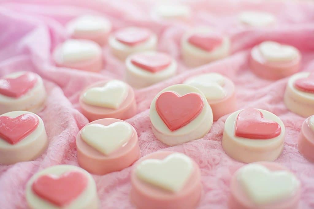 bombones corazón rosa y blanco