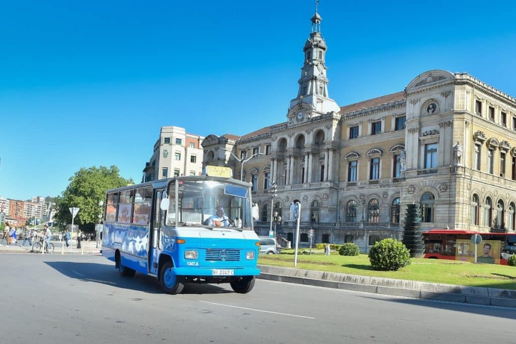 El autobús azulito regresa a las calles de Bilbao por su 60 aniversario