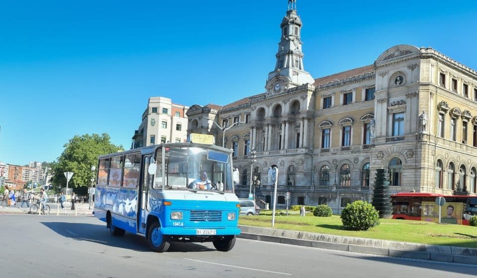 El histórico autobús ‘azulito’ celebra su 60 aniversario en las calles de Bilbao