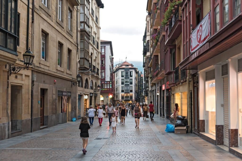 Gente caminando por las calles de Bilbao