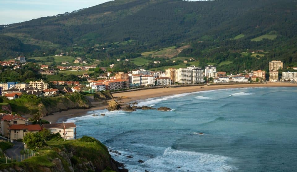 La única playa de la costa de Euskadi con bandera azul está a media hora de Bilbao